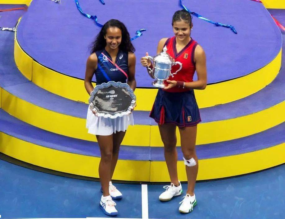 在球场上继 在球场上继